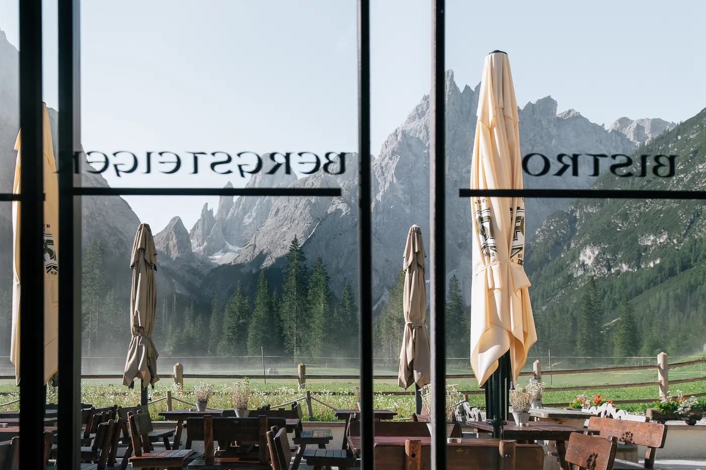 Blick aus dem Bistro Bergsteiger auf die Dolomitengipfel
