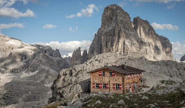 Büllelejochhütte im Fels unter den Dolomitengipfeln
