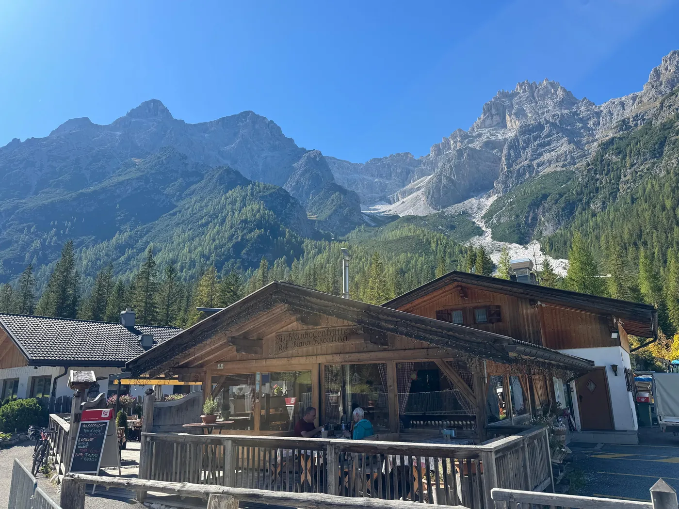 Die Fischleinbodenhütte am Fischleinboden vor den Gipfeln der Sextner Dolomiten
