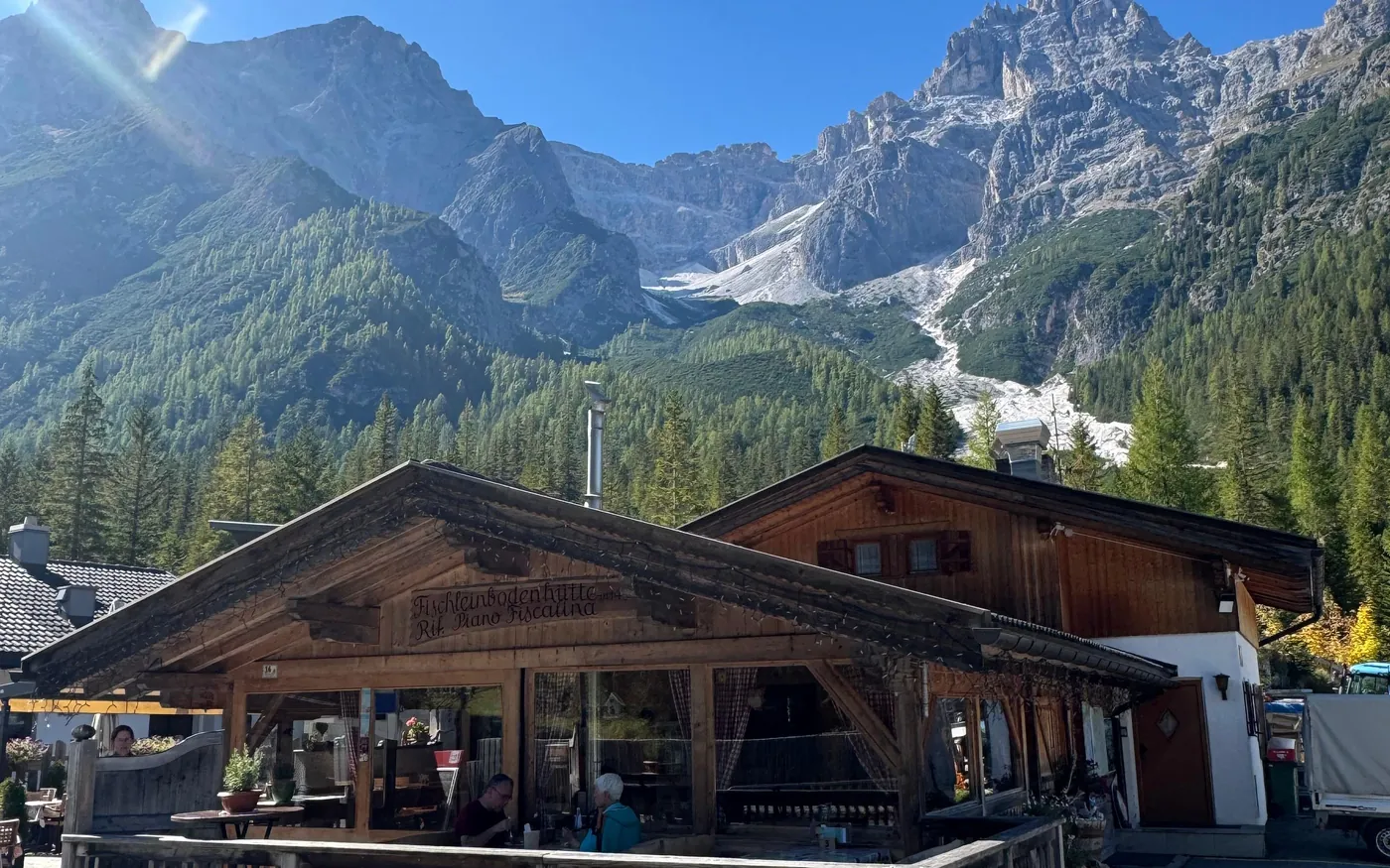 Die Fischleinbodenhütte mit ihrer Terrasse vor den Sextner Dolomiten