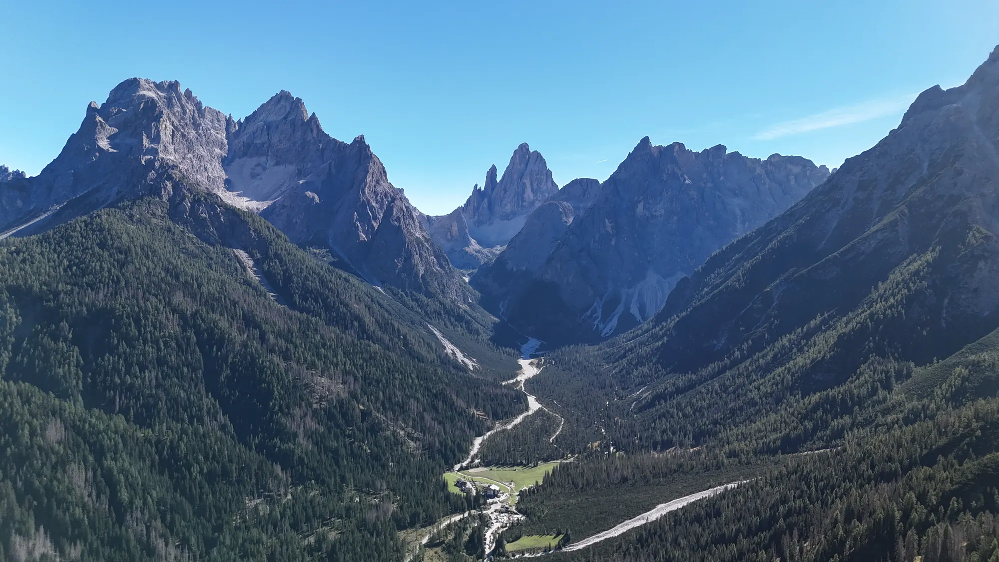 Luftaufnahme des Fischleintals mit dem Talboden und den Gipfeln der Sextner Dolomiten
