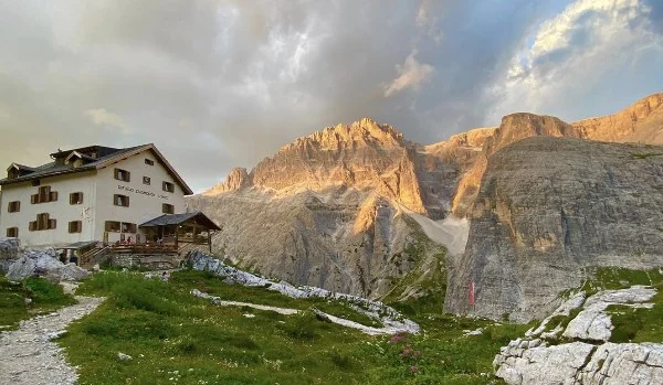 Zsigmondyhütte vor den Felswänden der Sextner Dolomiten